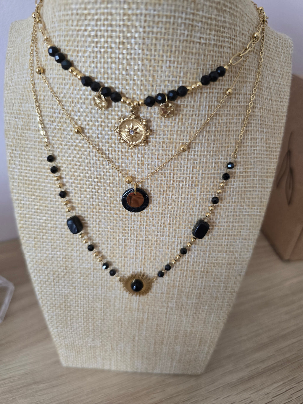 Tamara : Colier en tourmaline noir et en acier inoxydable.