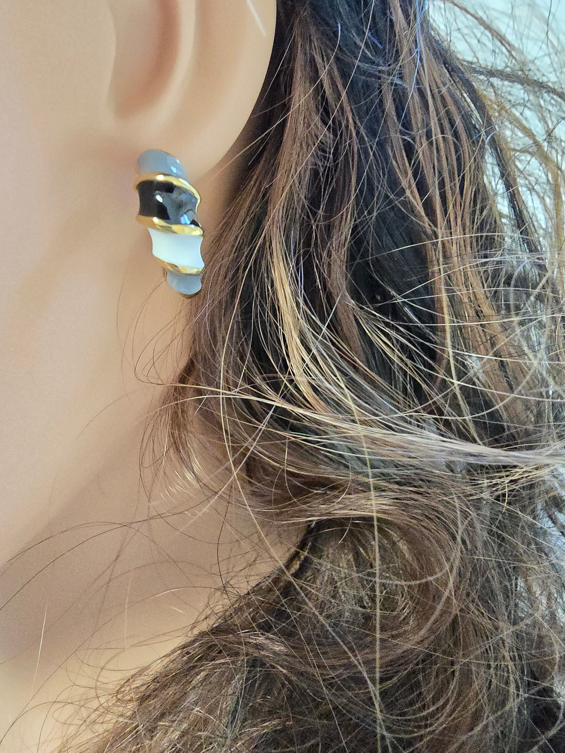 Bouclee d'oreilles MAE