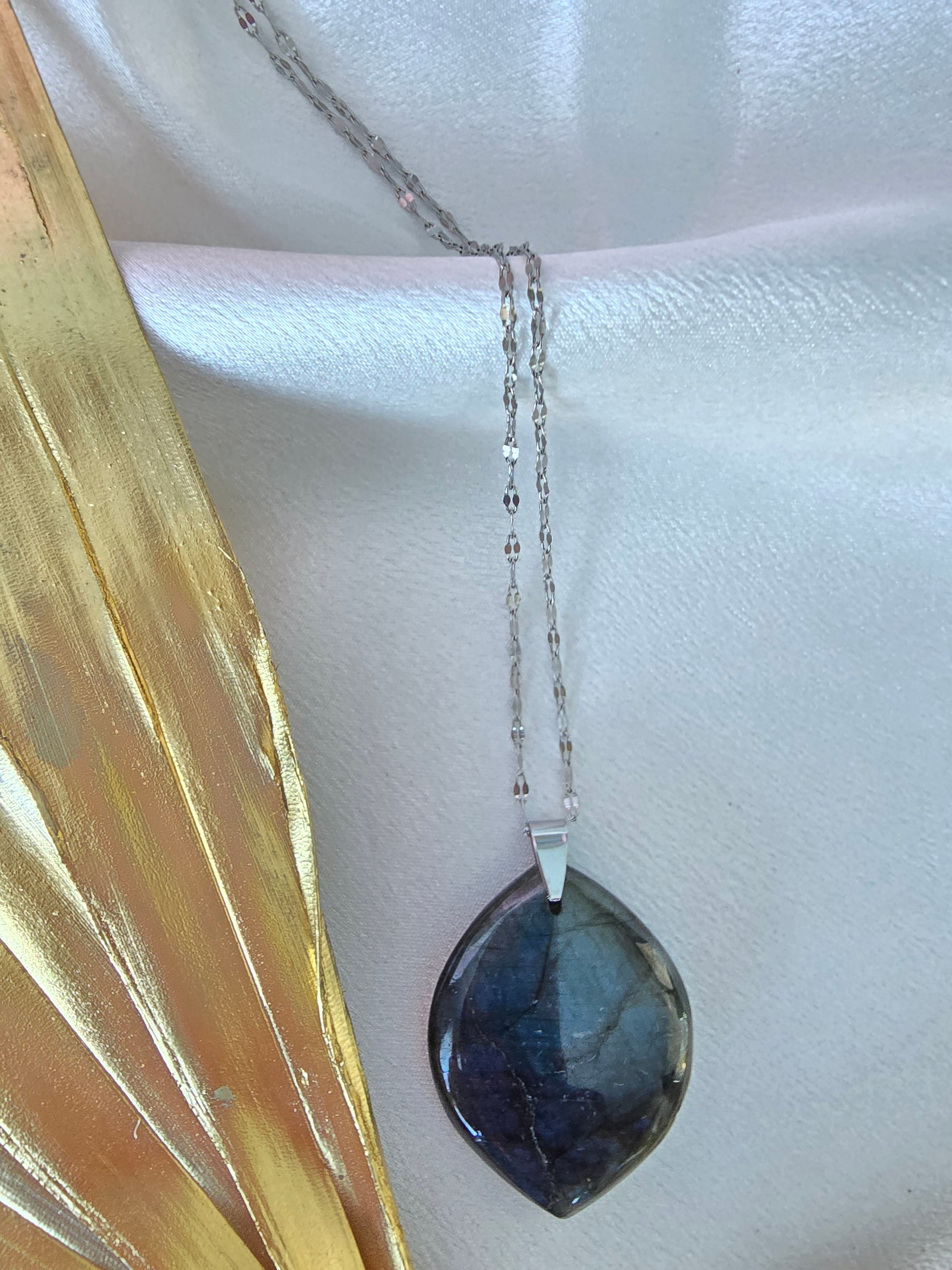 Collier Labra