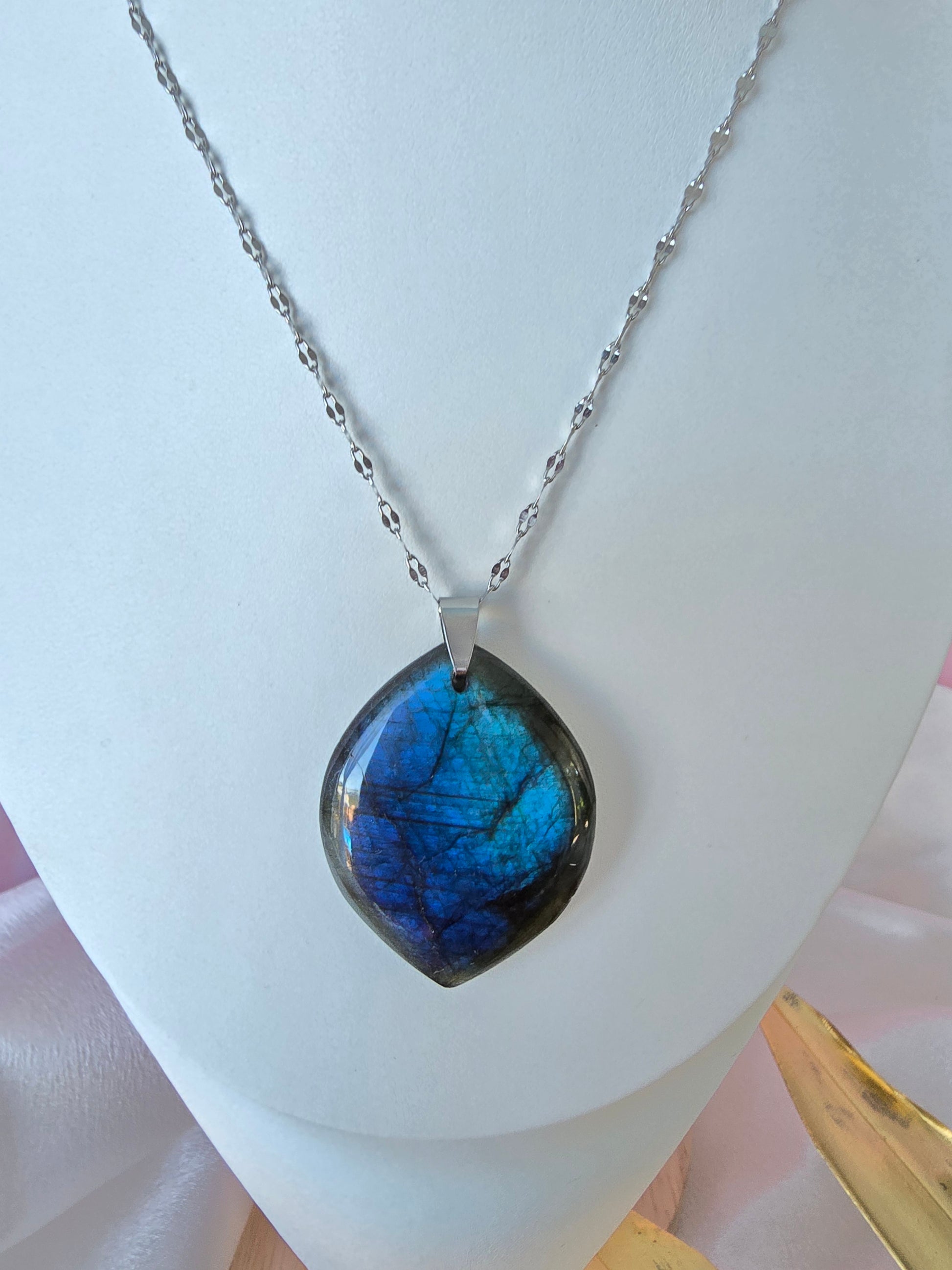 Collier Labra