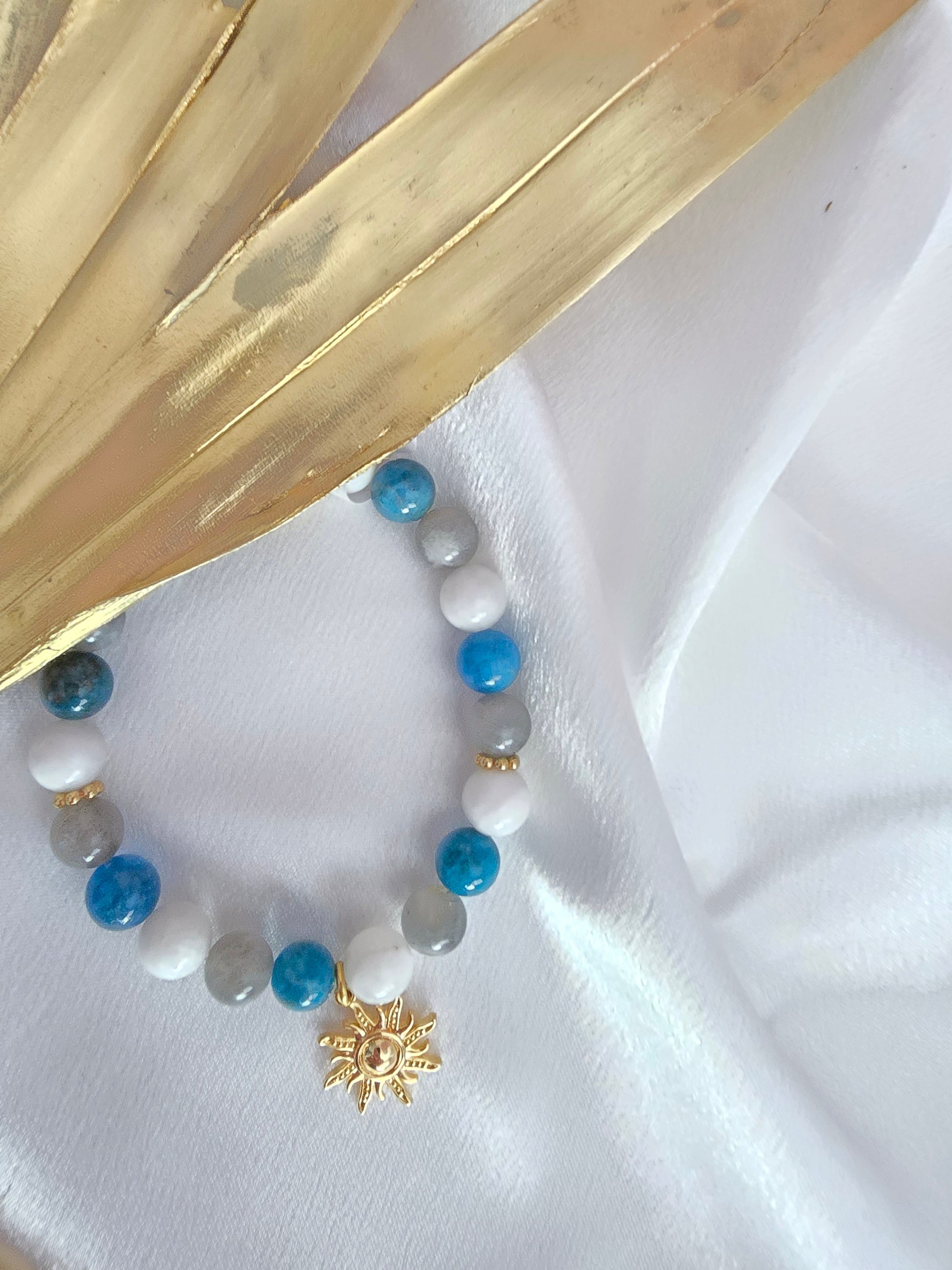 Porte des étoiles : Labradorite, péristérite et apatite bleue